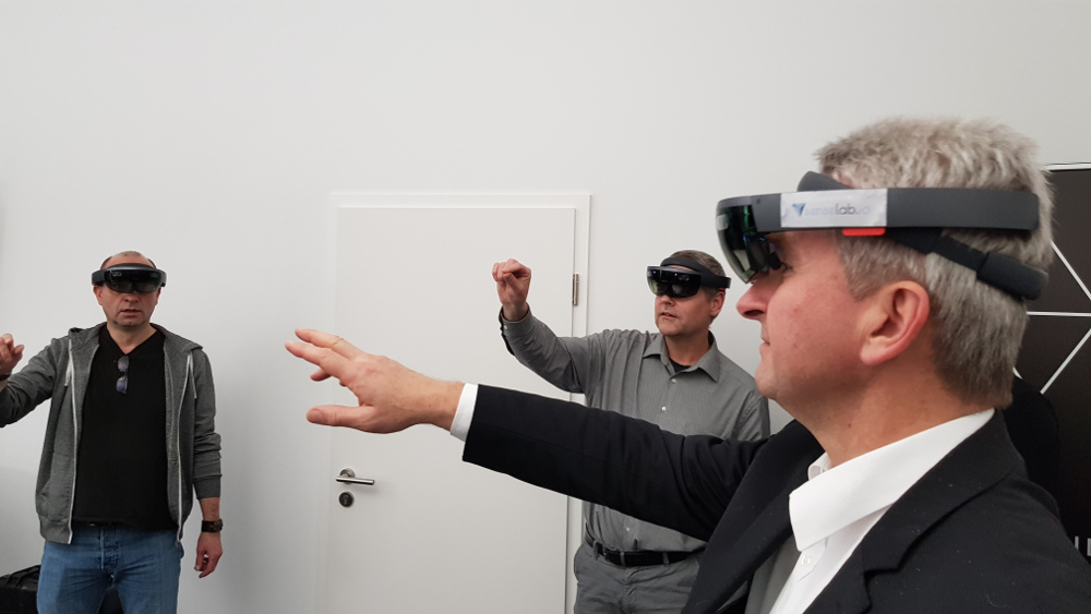 Foto: Im Fokus des Mixed Reality Lab stehen virtuelle Anwendungen, die vor Ort entweder alleine oder in Teams ausprobiert werden können.